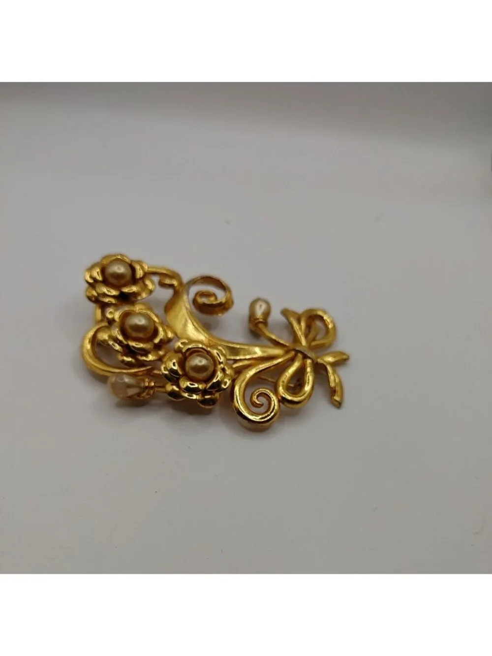 VTG Brooch faux Pearls gold Tone Floral Some Damage on pearls See Photo's
